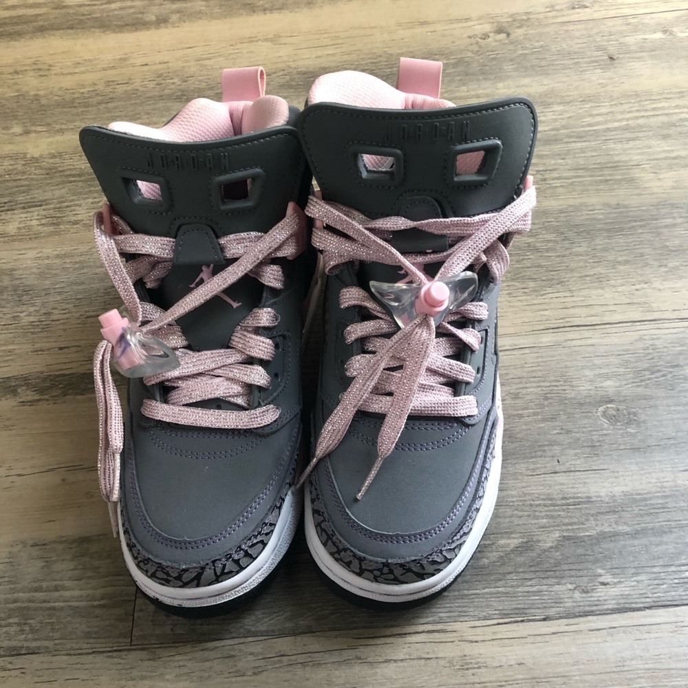 🎀 Gray and baby pink Jordan Spizike